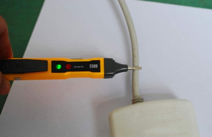 Kiểm tra dây điện bị chập bằng bút thử điện
