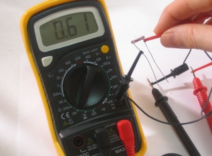 Kiểm tra dây điện bị chập bằng đồng hồ vạn năng