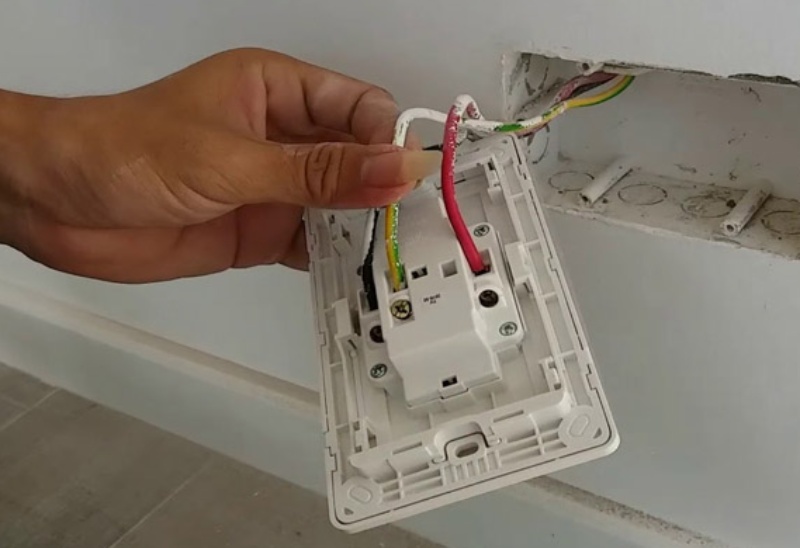 Tháo vít và mặt công tắc