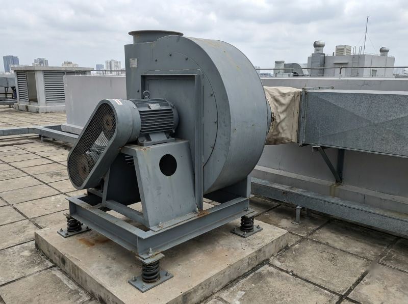 Quạt ly tâm gián tiếp lắp bệ lò xo giảm chấn, bảo vệ motor khỏi nhiệt nóng và dầu mỡ.