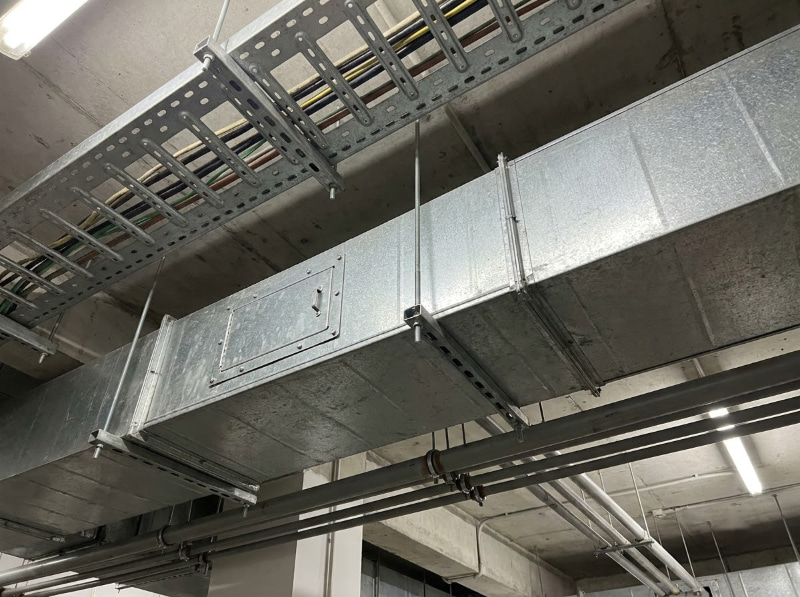 Phân tầng máng cáp điện, ống gió có cửa thăm và đường cấp nước giúp bảo trì thuận tiện.